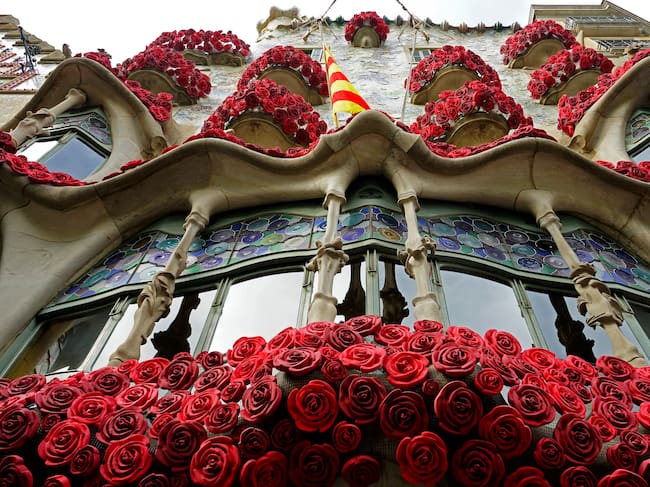 La obra maestra arquitectónica de Antoni Gaudí, la Casa Batlló, decorada con rosas durante la fiesta de Sant Jordi en Barcelona