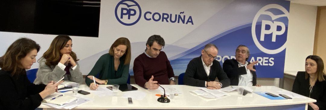 El presidente provincial del PP, Diego Calvo, en el centro