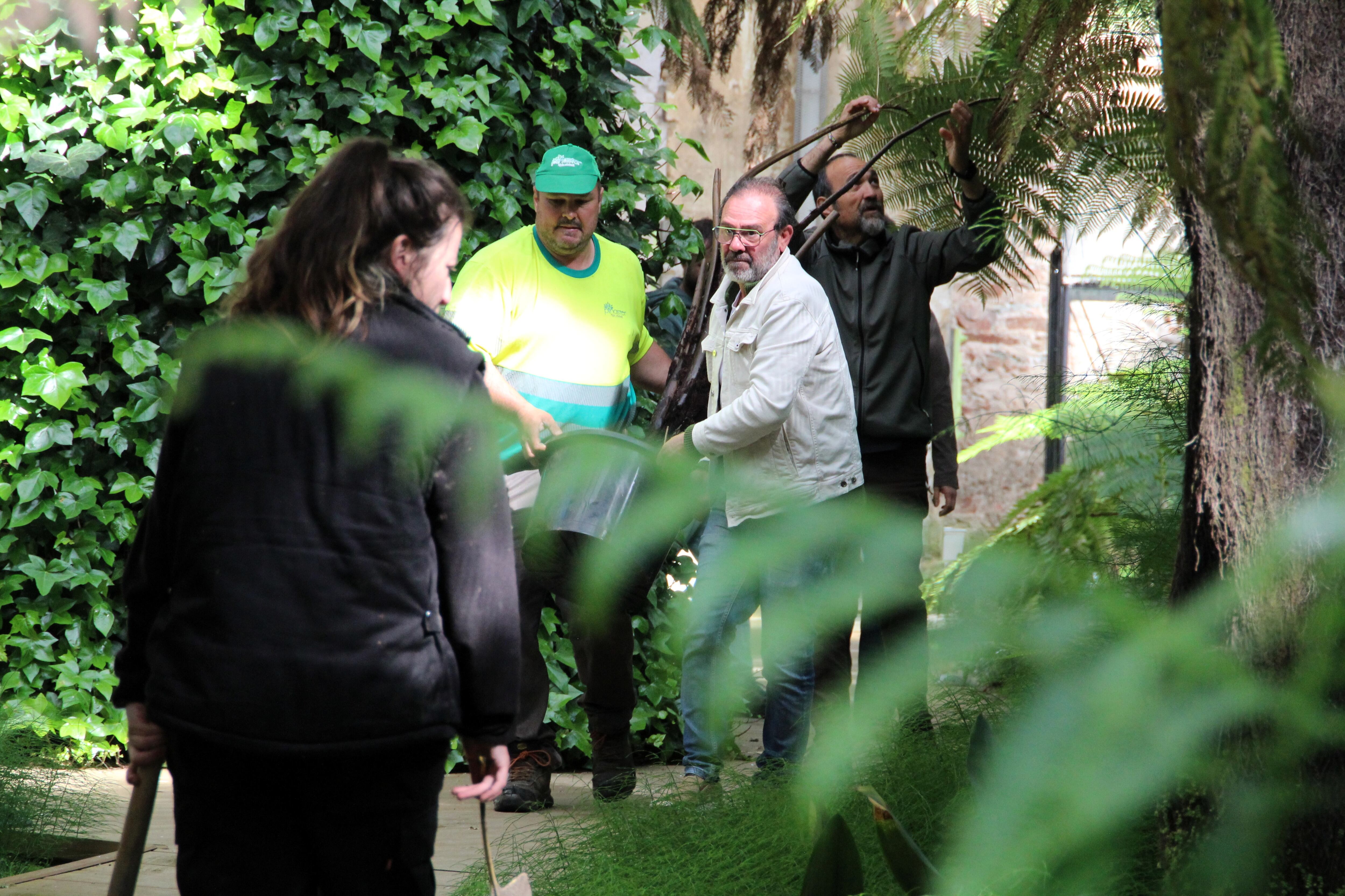 Luis del Riego, al fondo, supervisa, la llegada de los ejemplares
