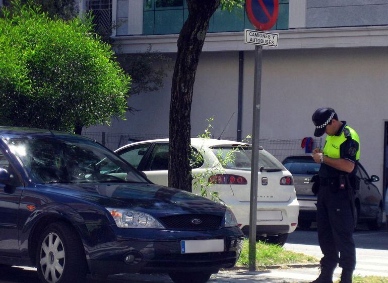 Un policía multa a un automóvil