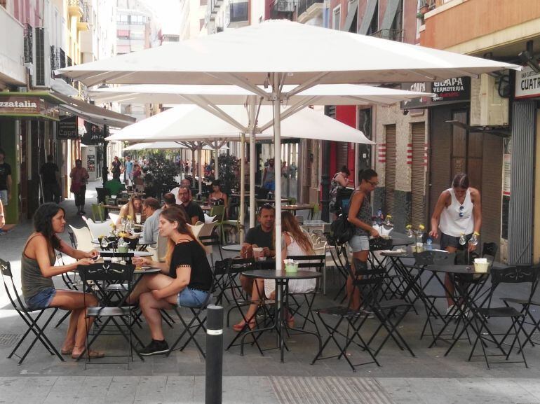 Veladores en la calle Castaños