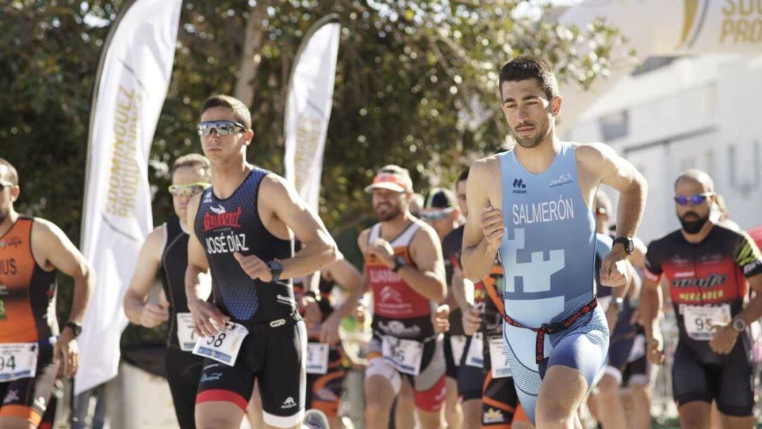 Los corredores toman la salida en Agua Amarga.