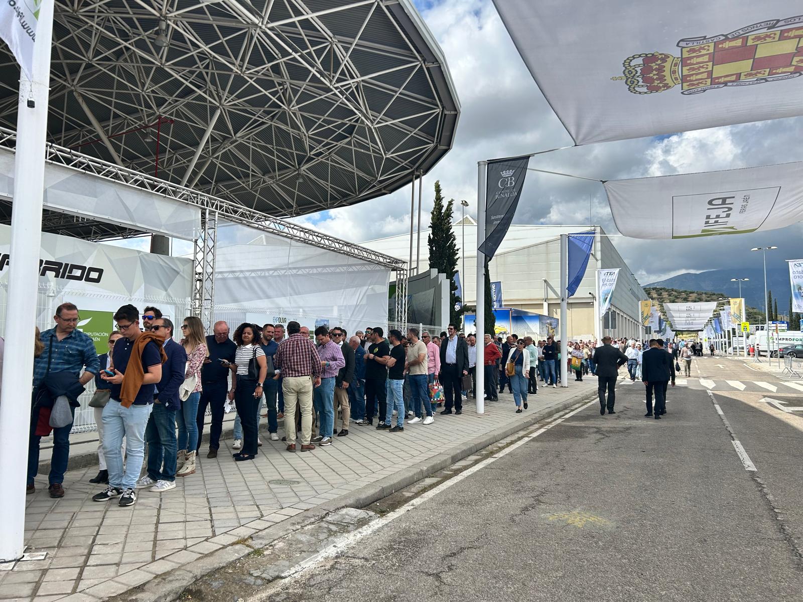 Una de las colas de acceso a Expoliva.