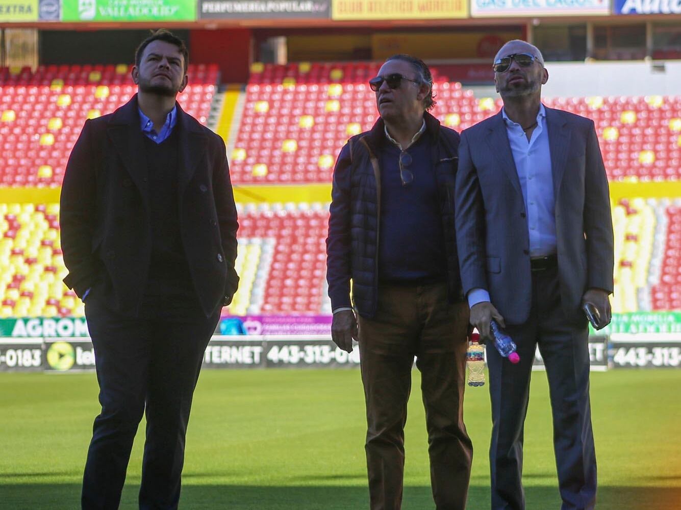 Llamazares, en el Estadio &quot;Morelos&quot; junto a los dirigentes del club méxicano