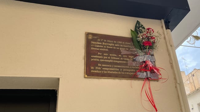 El homenaje se ha realizado en la calle Antonino Vera