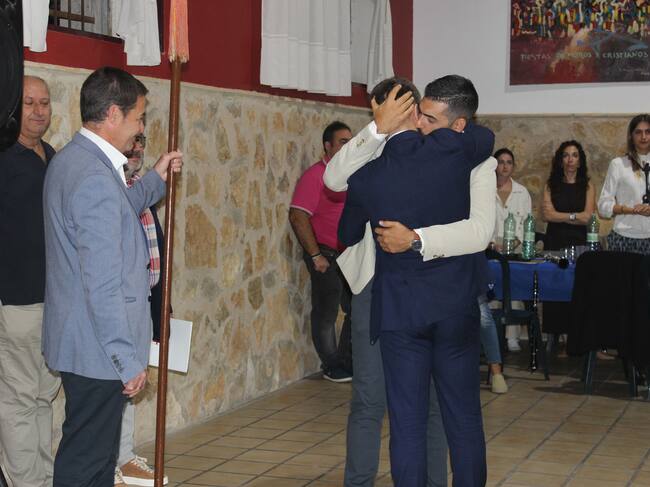 Un instante del relevo entre los dos sargentos con el abrazo de David Antolí a Mauro Camáñez, ante la presencia del presidente de la Asociación, Paco García