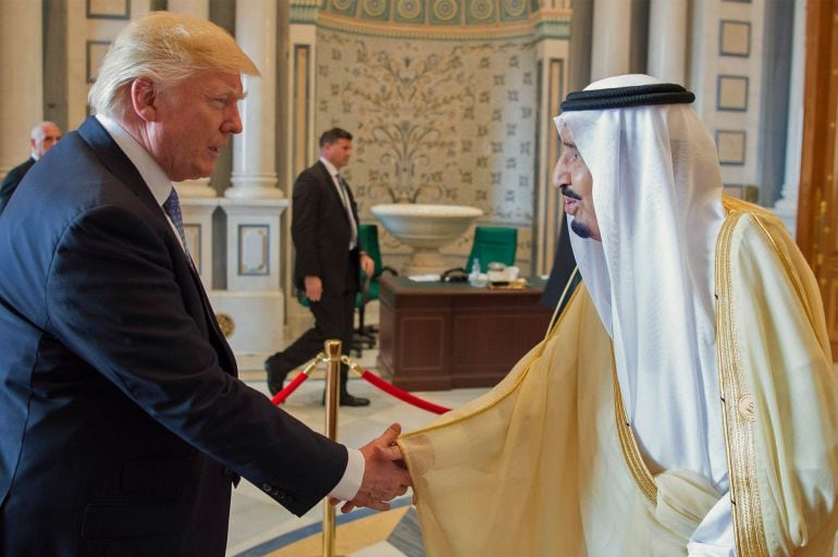 El presidente de EEUU, Donald Trump saluda al rey saudí  Salman bin Abdulaziz.