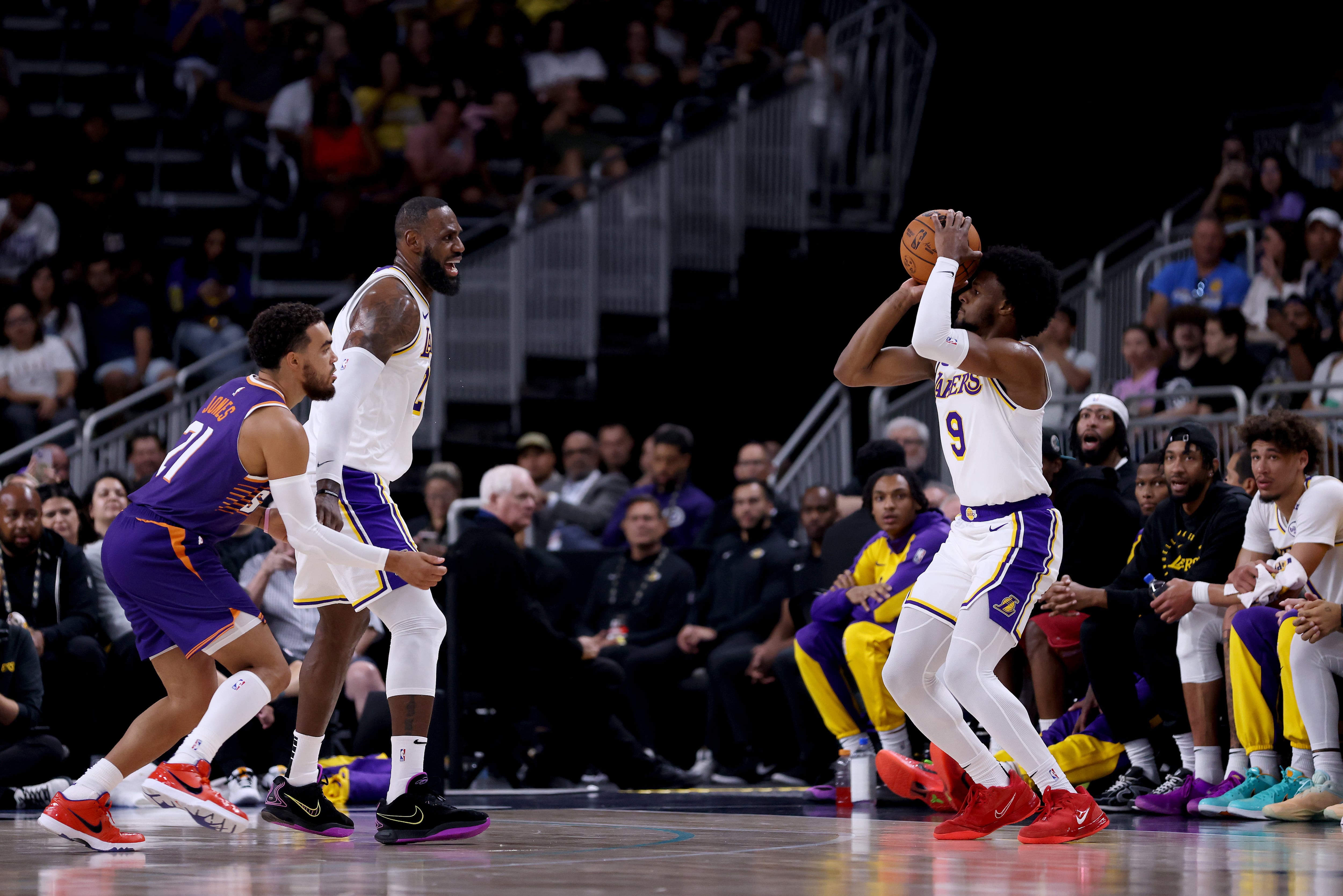 Bronny James intenta anotar un triple en el partido ante los Suns