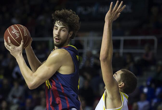 Ante Tomic, frente al alero estadounidense Drew Viney
