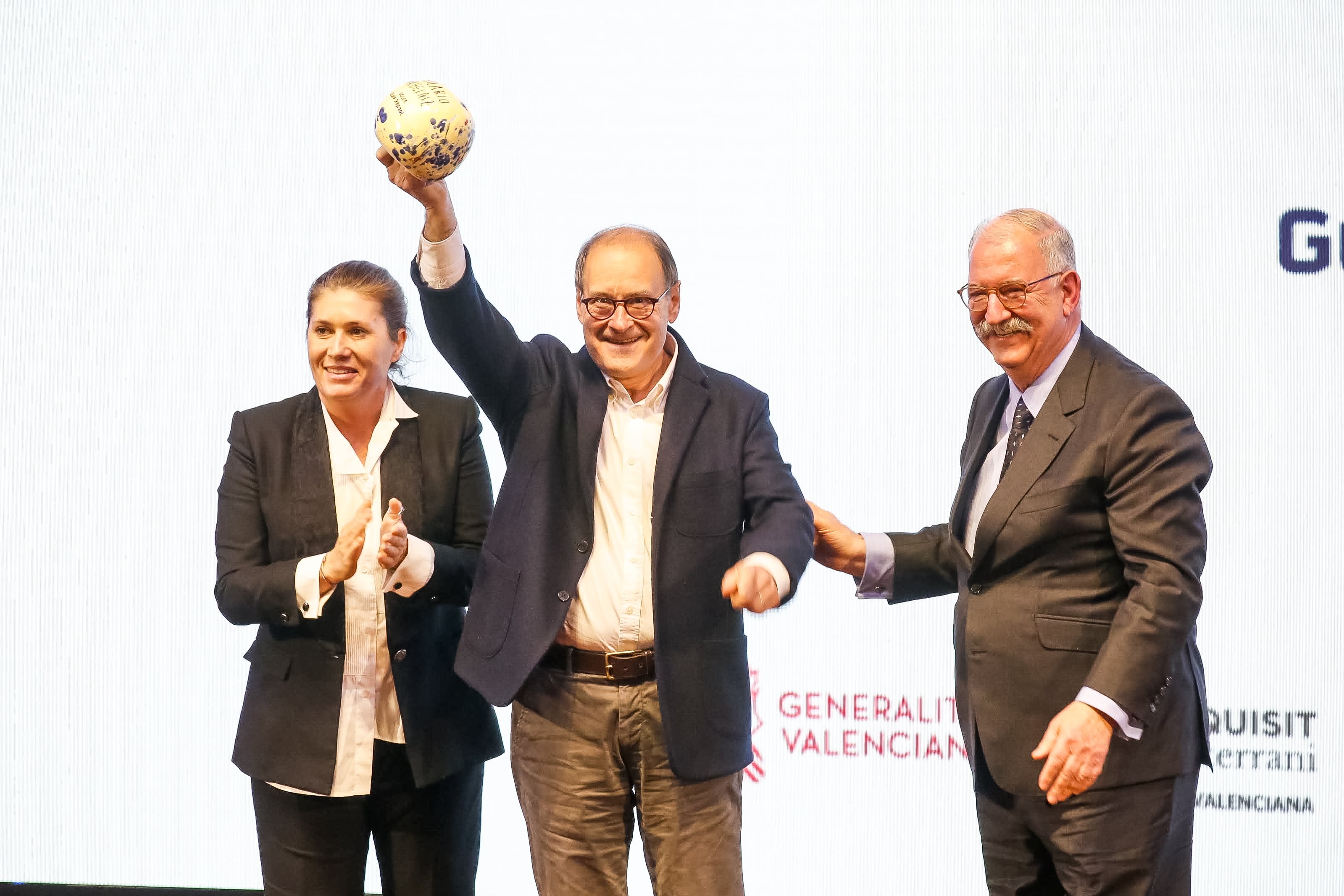 Hilario Arbelaitz, recogiendo el sol de honor de la Guía Repsol, de manos de Maca de Castro y Pedro Subijana (Joaquín Reina/Europa Press via Getty Images).