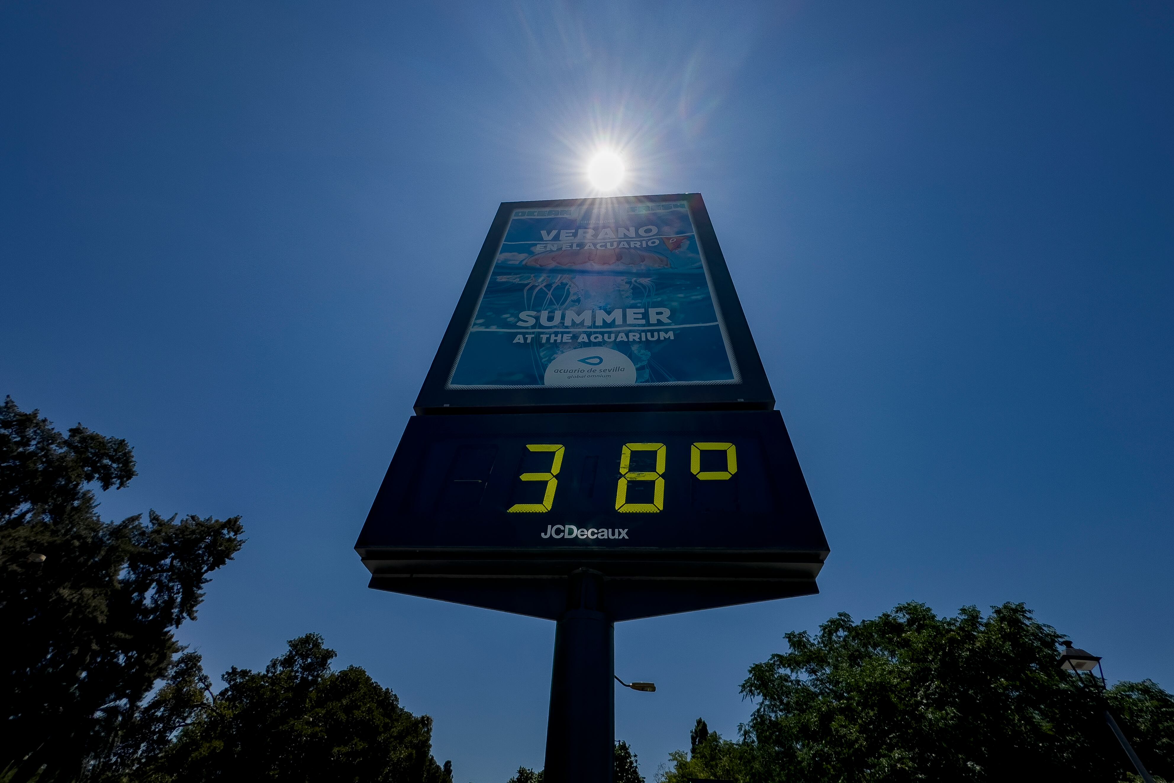 -FOTODELDIA- SEVILLA, 21/07/2024.-Vista de un termómetro este domingo en el centro de Sevilla.Tras un domingo de 'tregua' desde el punto de vista meteorológico, en el que las temperaturas han bajado casi de forma generalizada, la semana del 22 al 29 de julio será más cálida de lo normal en casi toda España, especialmente en el interior peninsular. -EFE/ David Arjona