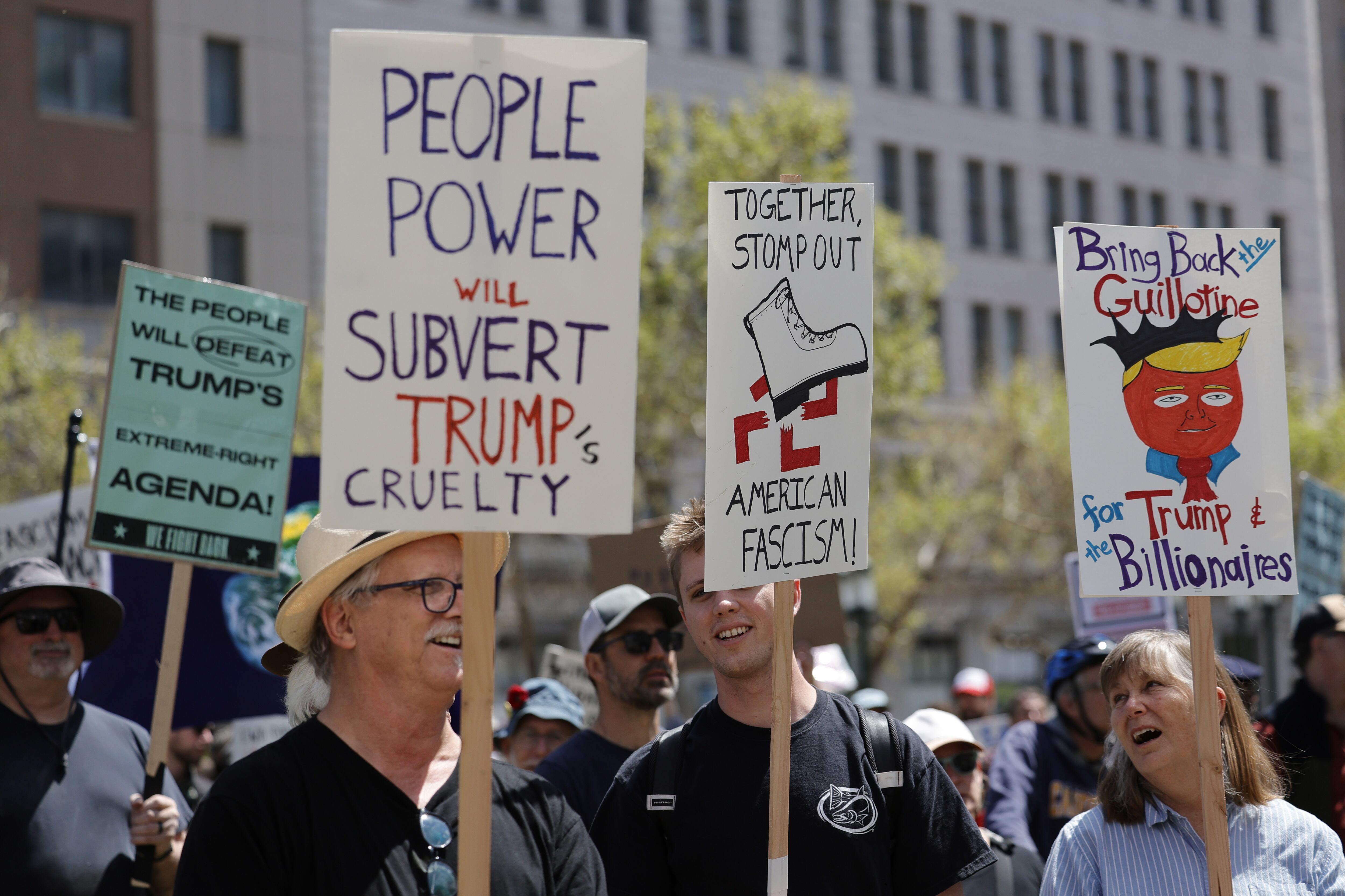 Una multitud de personas atiende una de las protestas convocadas este sábado contra Donald Trump. (Protestas) EFE/EPA/JOHN G. MABANGLO