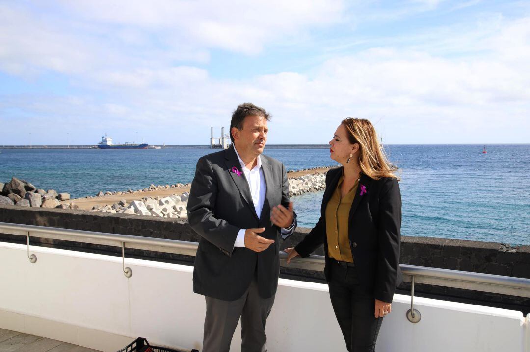 La presidenta del Cabildo de Lanzarote, María Dolores Corujo, y el presidente de la Autoridad Portuaria de Las Palmas, Luis Ibarra en el Puerto de Los Mármoles.