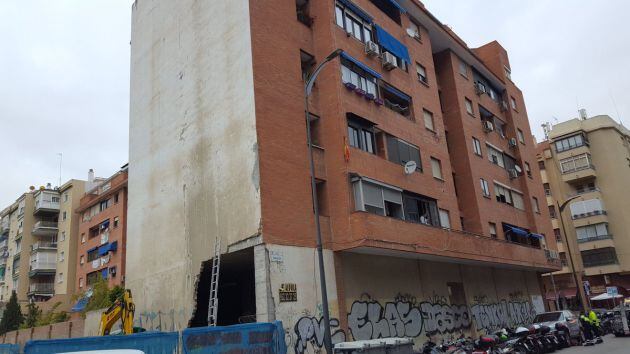 La policía local y los bomberos municipales se han desplazado hasta el lugar de derrumbe