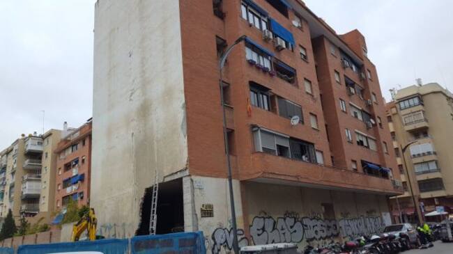 La policía local y los bomberos municipales se han desplazado hasta el lugar de derrumbe