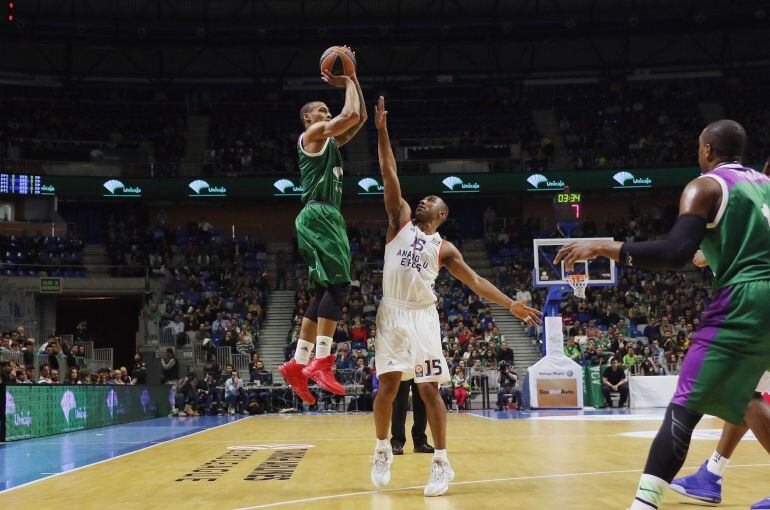 Jackson se eleva ante Granger y lanza a canasta