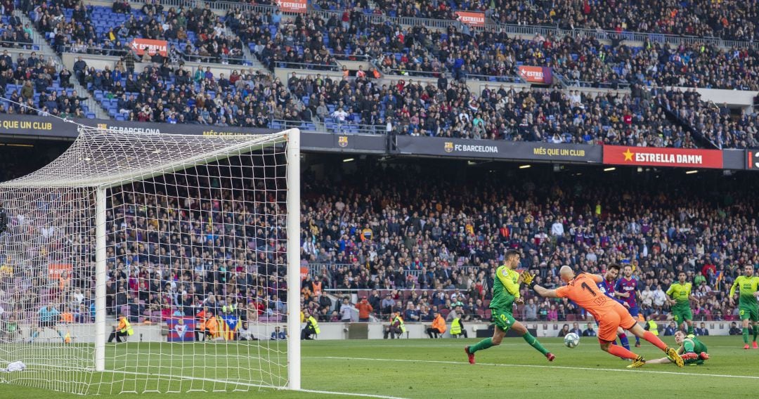 Un instante del partido de Liga entre el Barcelona y el Eibar.