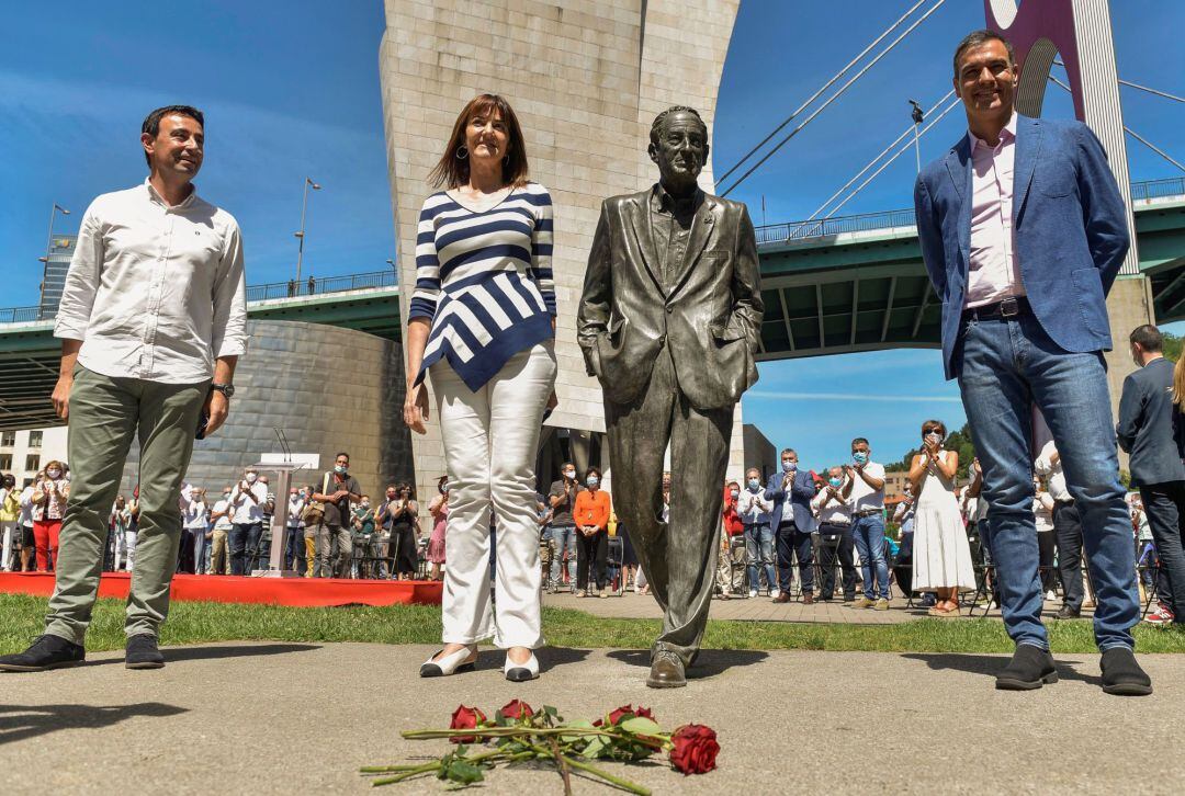 El presidente del Gobierno, Pedro Sánchez, ha participado en Bilbao en un acto electoral del PSE-EE junto a la candidata a lehendakari, Idoia Mendia (c), y el secretario general de los socialistas vizcaínos, Mikel Torres (i).