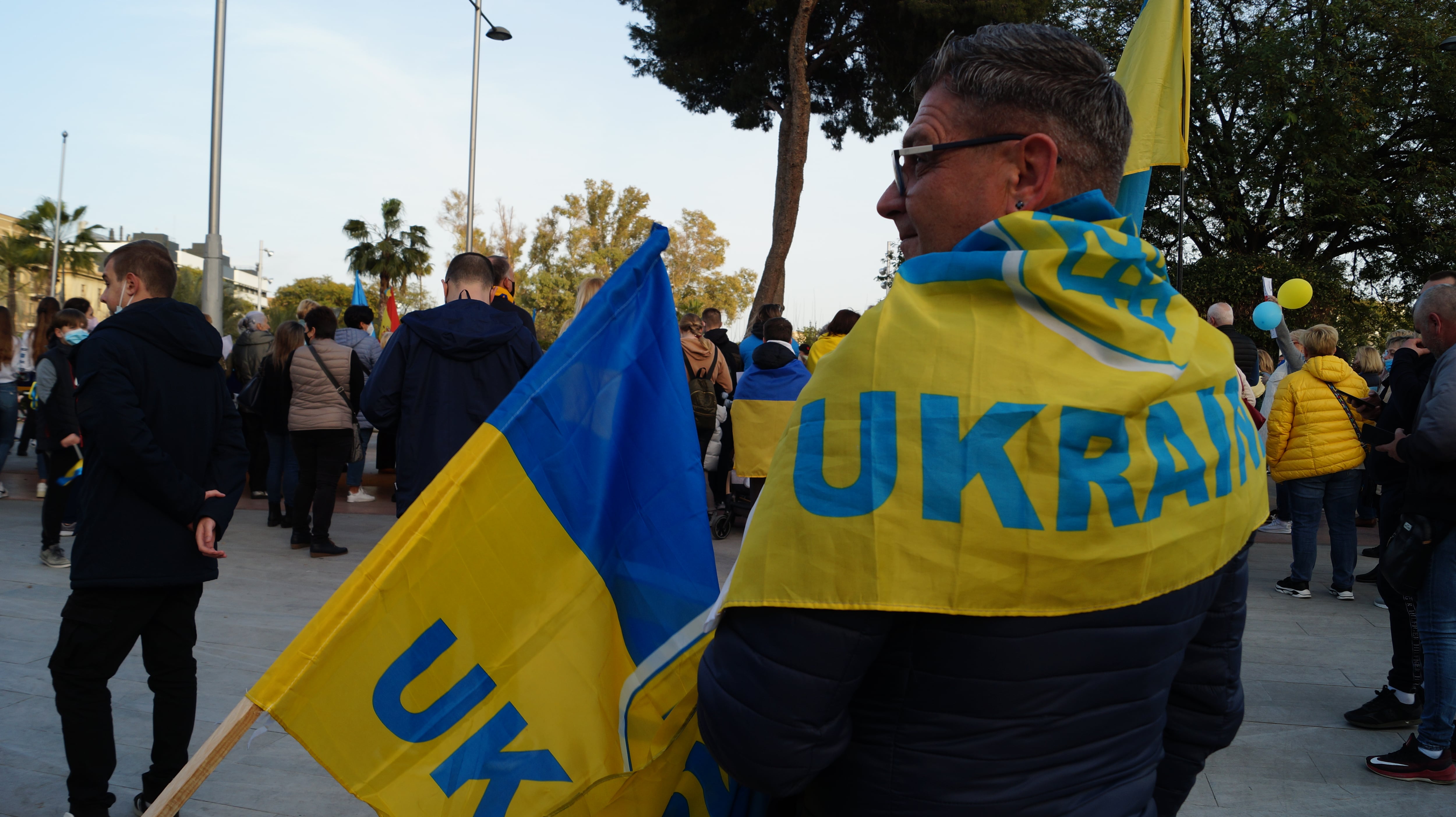 Banderas de Ucrania y indumentarias en colores azul y amarillo han estado omnipresentes en la concentración