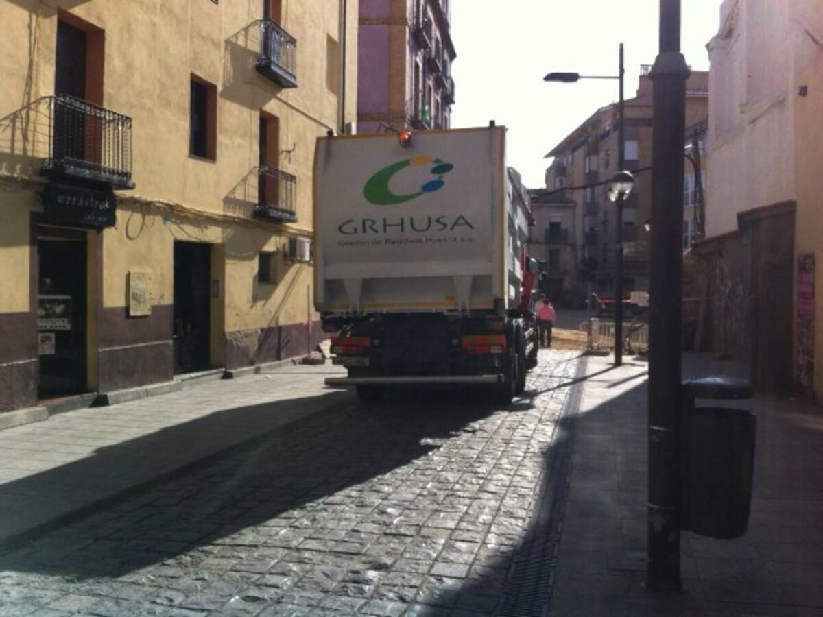 UGT reclama que Grhusa siga ocupándose de la limpieza viaria de Huesca y CC. OO. pide cautela