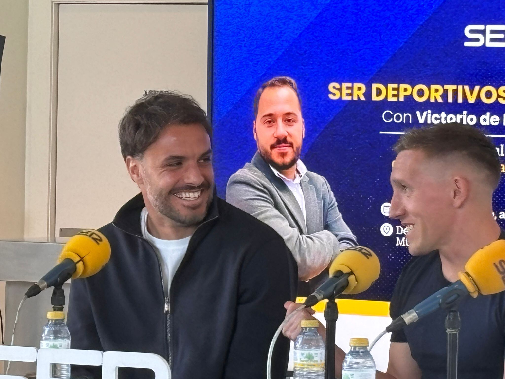 Pedro León, jugador del Real Murcia, y Pablo De Blasis, jugador del FC Cartagena, en la Sala de Catas de Estrella de Levante