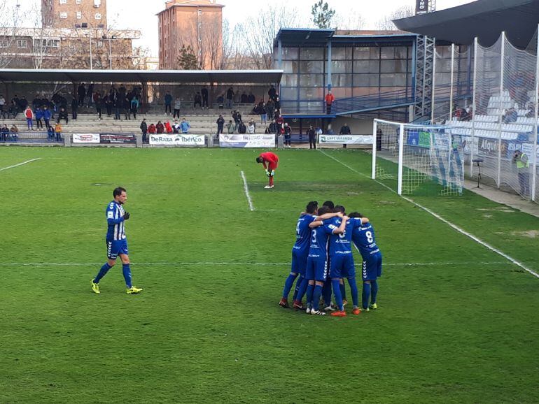 Los jugadores del Talavera celebran el primer gol ante el Depor &quot;B&quot;