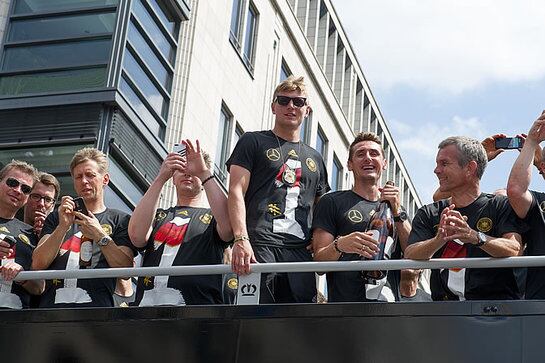 Los jugadores alemanes, en el autocar descapotable con el que recorrieron las calles de Berlín