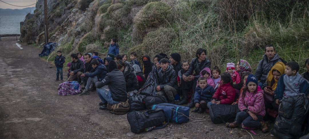 Un grupo de migrantes llegan a la localidad de Skala Sikaminias (Grecia), después de cruzar el mar Egeo desde Turquía.