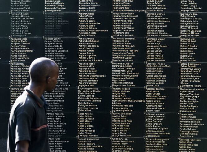 Un hombre observa los nombres de las personas asesinadas durante el genocidio en Ruanda, en el Centro Conmemorativo del genocidio en Kigali (Ruanda).