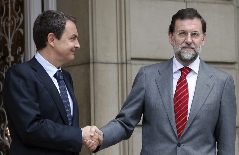 El expresidente del Gobierno, José Luis Rodríguez Zapatero, y el presidente del Gobierno, Mariano Rajoy, durante una reunión en Moncloa en el año 2007.