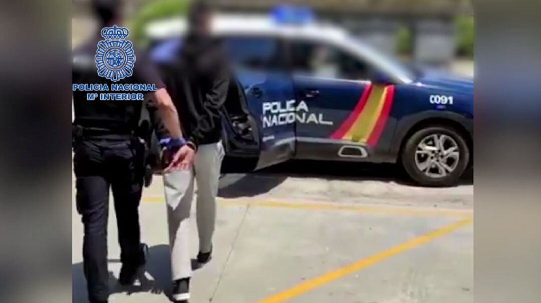 Traslado de uno de los detenidos.