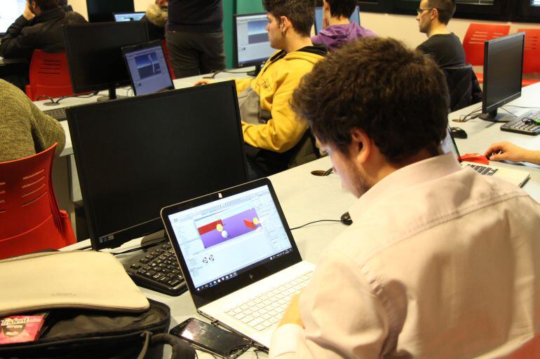 Un dels assistents al taller formatiu sobre videojocs, realitzant una tasca a l'ordinador.