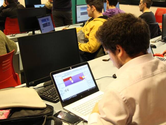 Un dels assistents al taller formatiu sobre videojocs, realitzant una tasca a l'ordinador.