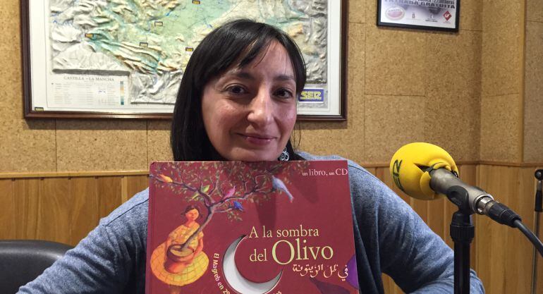 Olga Muñoz en el estudio de SER Cuenca con el libro recomendado de esta semana.