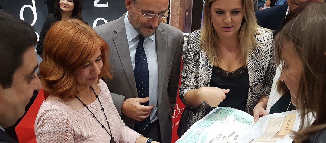 Las alcaldesas de Úbeda y Baeza, Toni Olivares y Lola Marín, enseñan el mapa de Turismo Natural al consejero de Fomento, Felipe López.