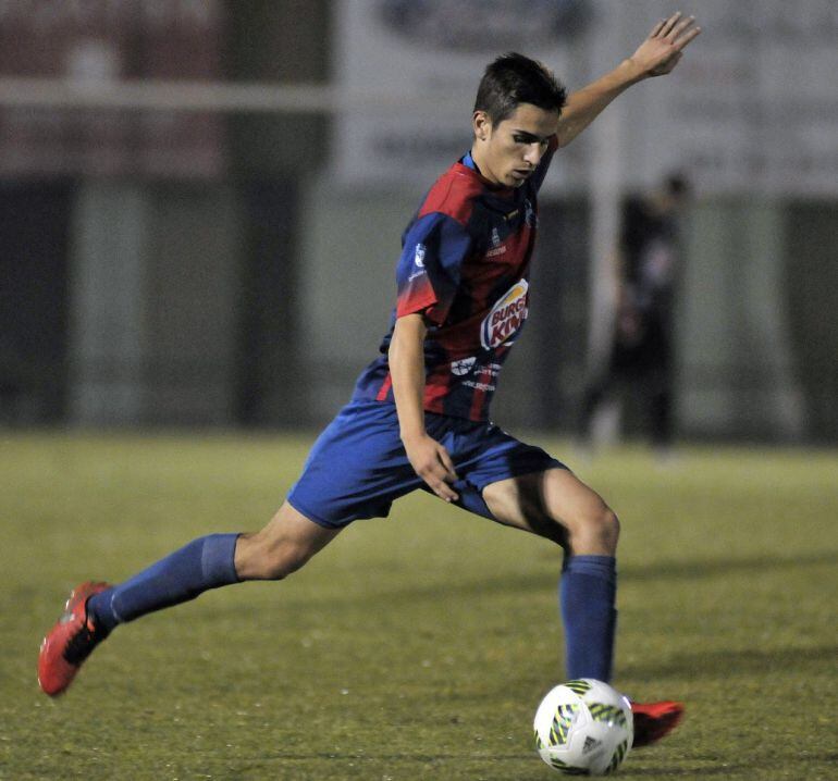 El canterano de la Segoviana Guille golpeando el balón en un lance del partido entre la Segoviana y el Almazán