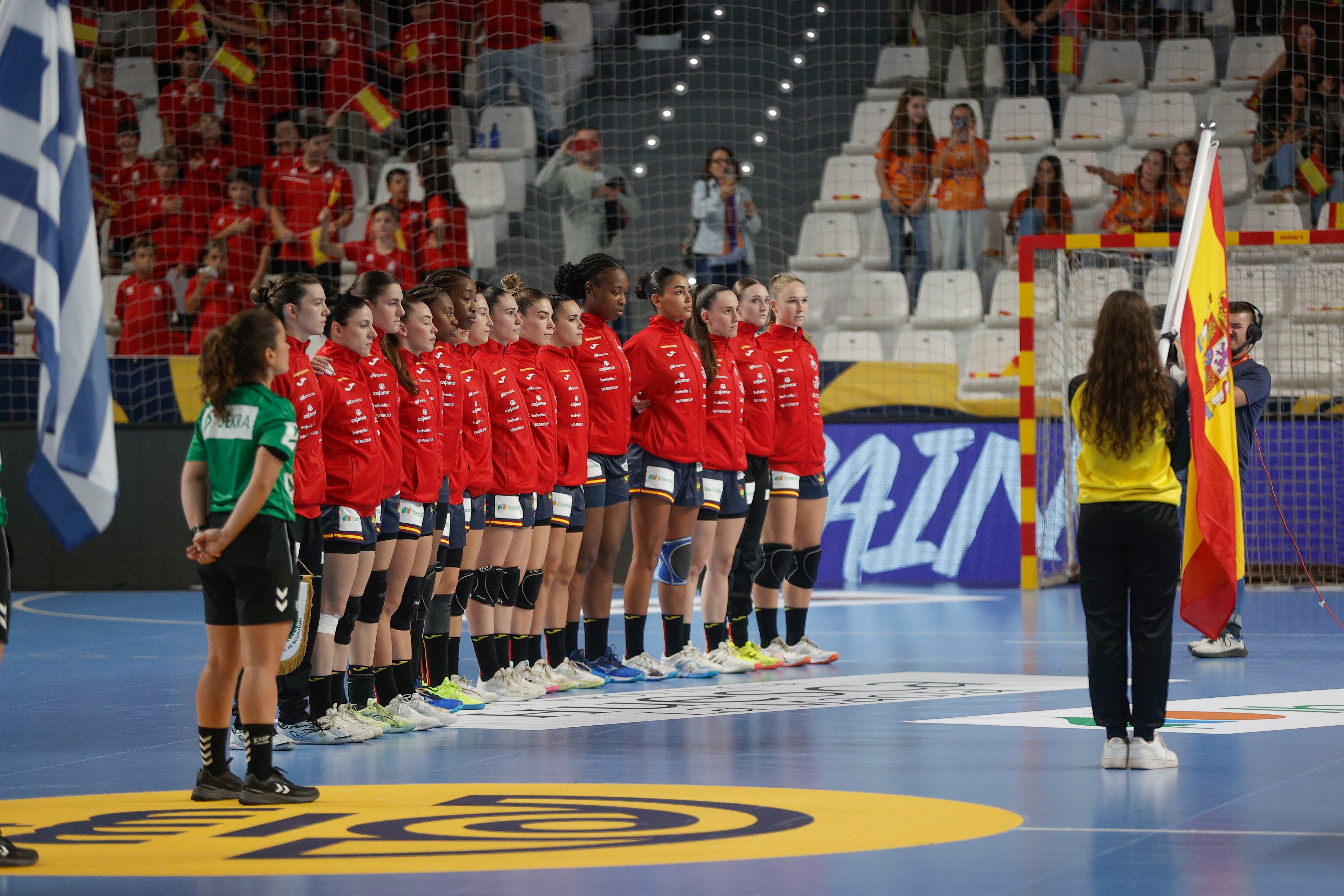 SAGUNTO (VALENCIA), 16/10/2025.- Las jugadoras de la selección española femenina de balonmano posan antes del inicio del partido de clasificación para el Europeo 2026 que los combinados de España y Grecia juegan este jueves en el pabellón polideportivo Puerto de Sagunto. EFE/Manuel Bruque
