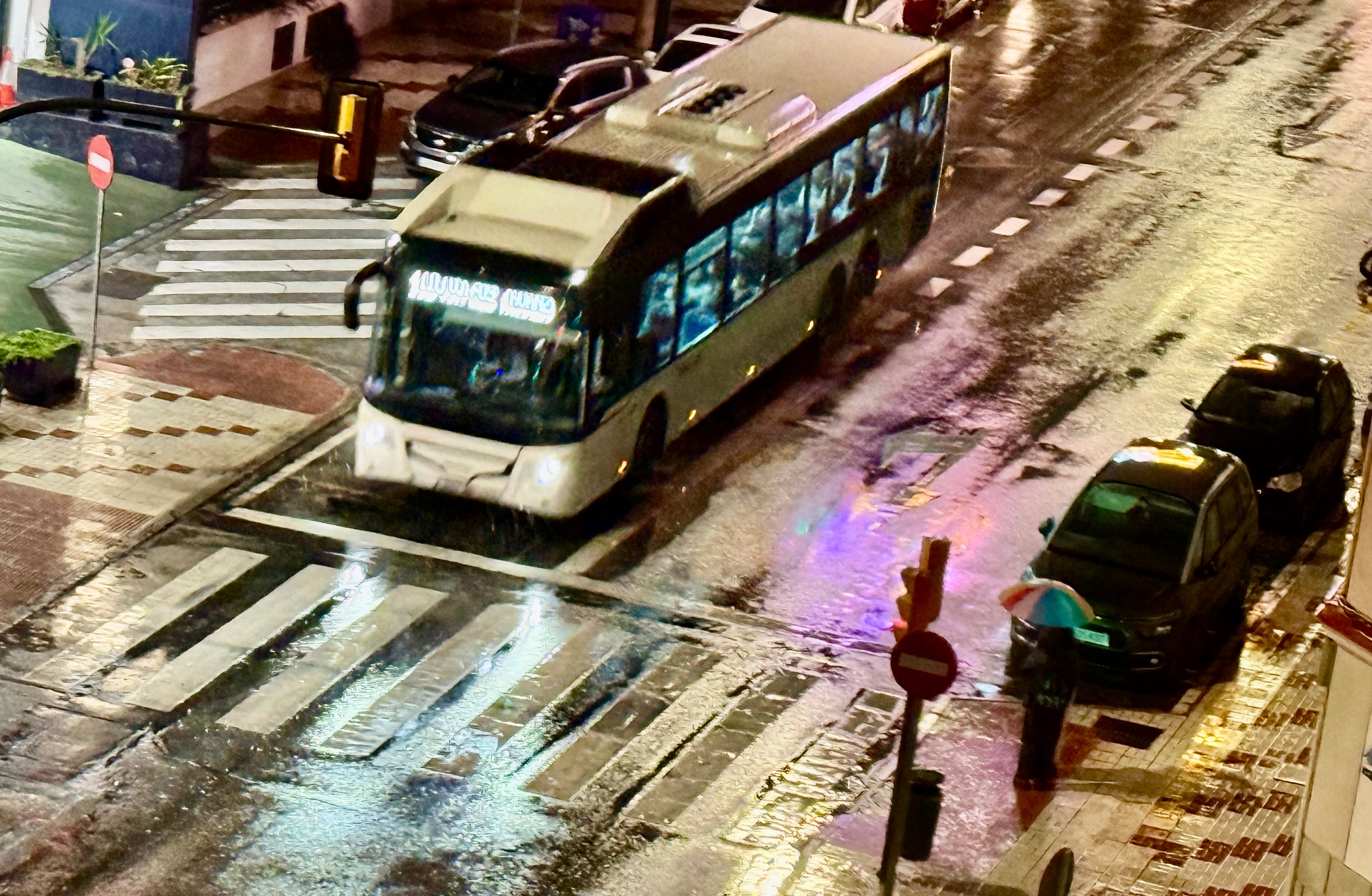 Calles de Málaga capital con la lluvia este martes