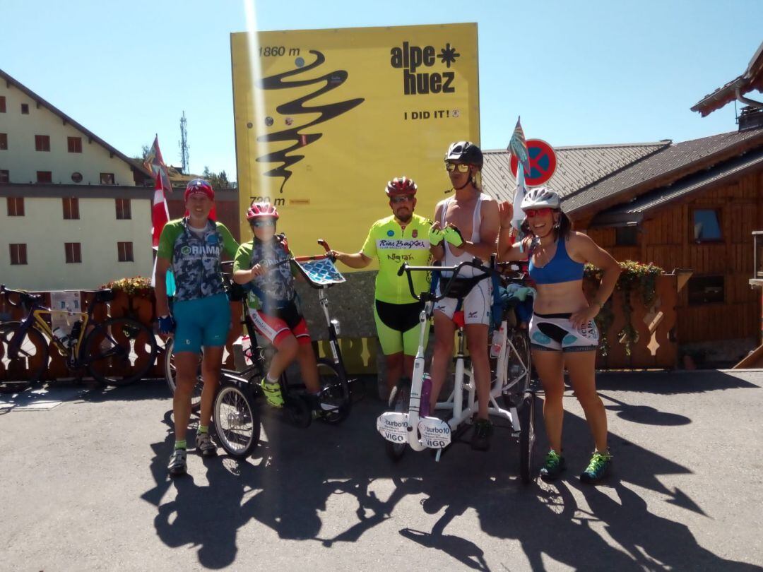 El Discamino Team en la cima de Alpe D´Huez