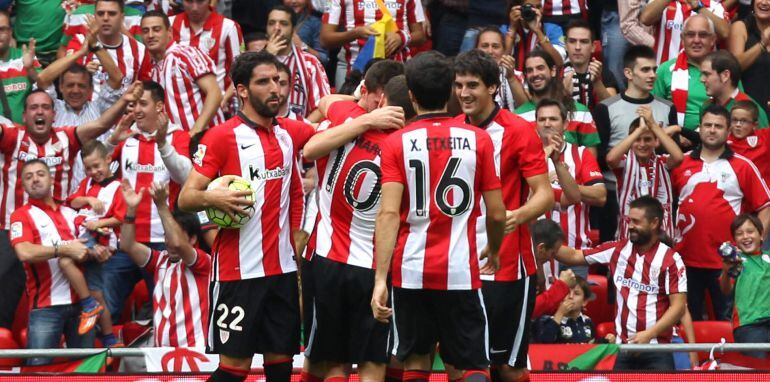 GRA161. BILBAO, 04/10/2015.- El defensa francés del Athletic Bilbao Aymeric Laporte celebra con sus compañeros el gol del empate 1-1 ante el Valencia, durante el partido de la séptima jornada de Liga de Primera División que se juega hoy en el campo bilbaíno de San Mamés. EFE/Luis Tejido