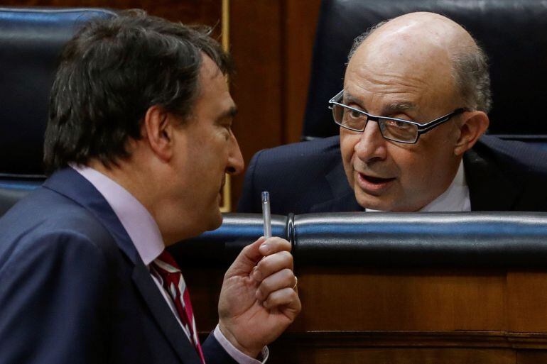 El ministre d&#039;Hisenda, Cristóbal Montoro, parla amb el portaveu del PNB, Aitor Esteban, durant el Ple del Congrés que vota avui el projecte de Llei de Pressupostos Generals de l&#039;Estat. 
