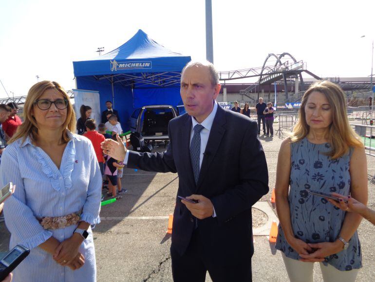 César Moñux, director de la factoría de Aranda, acompañado de la alcaldesa, Raquel González (izq) y Celia Bombín, concejal de Promoción