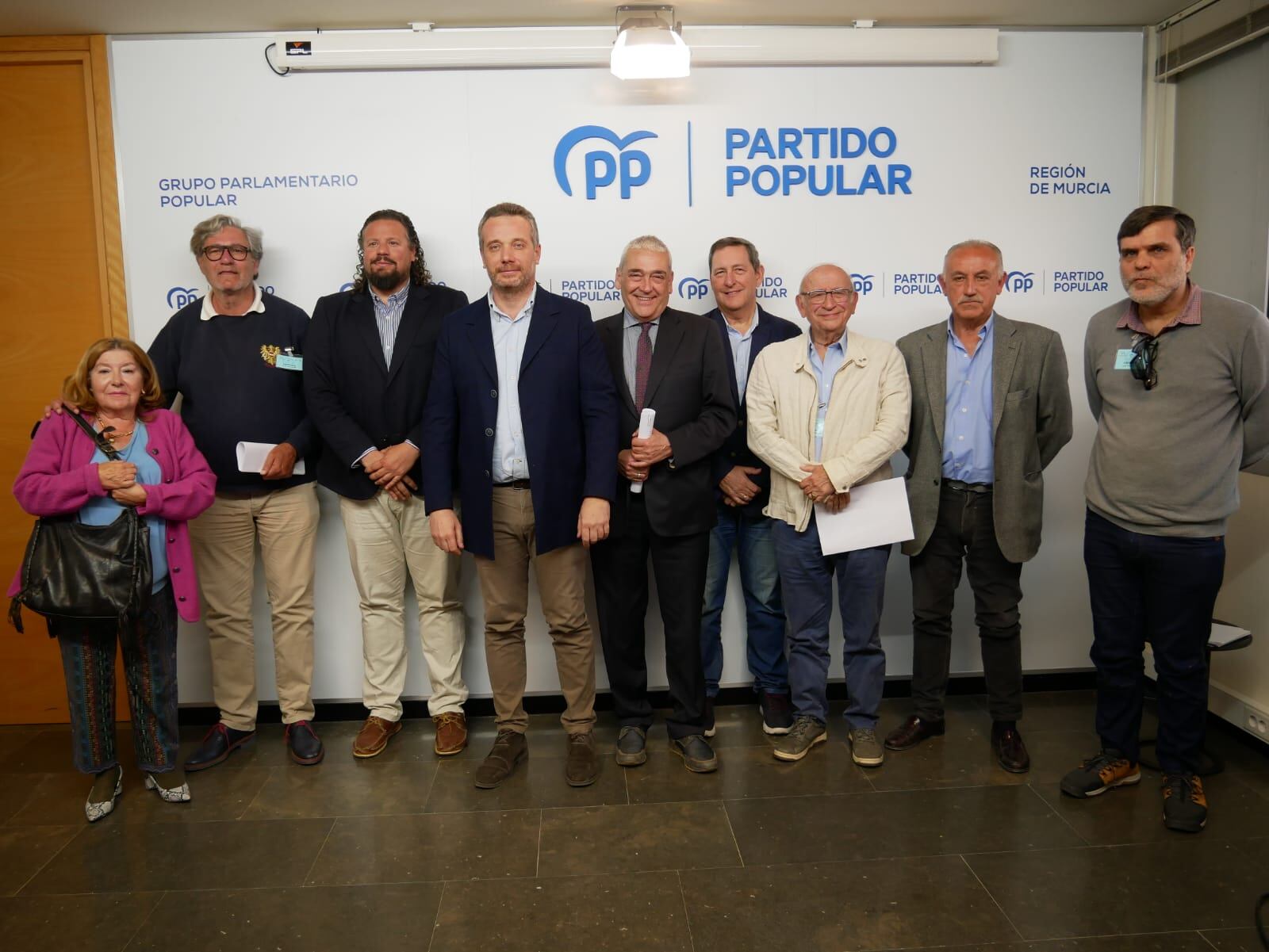 El portavoz parlamentario del PP en la Asamblea, Joaquín Segado, ha mantenido una reunión con la Federación de Afectados por la Ley de Costas en la Región de Murcia