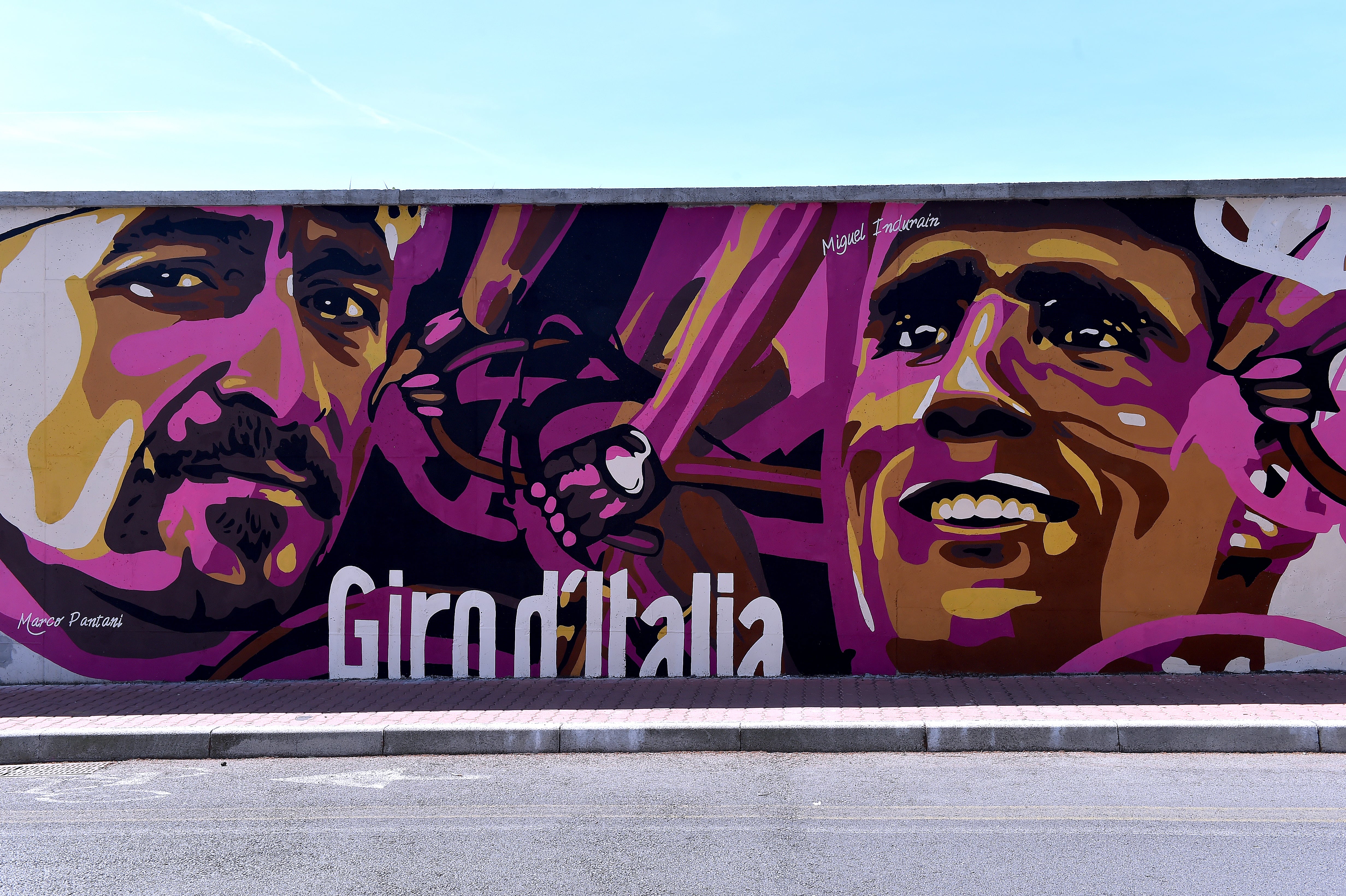 Un mural ubicado en Génova, recuerda a Pantani e Induráin, ganadores del Giro de Italia.