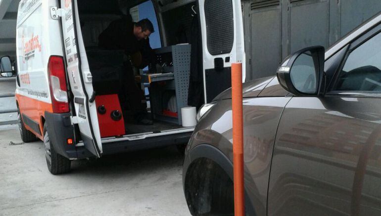 El servei es fa al carrer, sigui a casa del client o a la feina mitjançant una unitat mòbil.