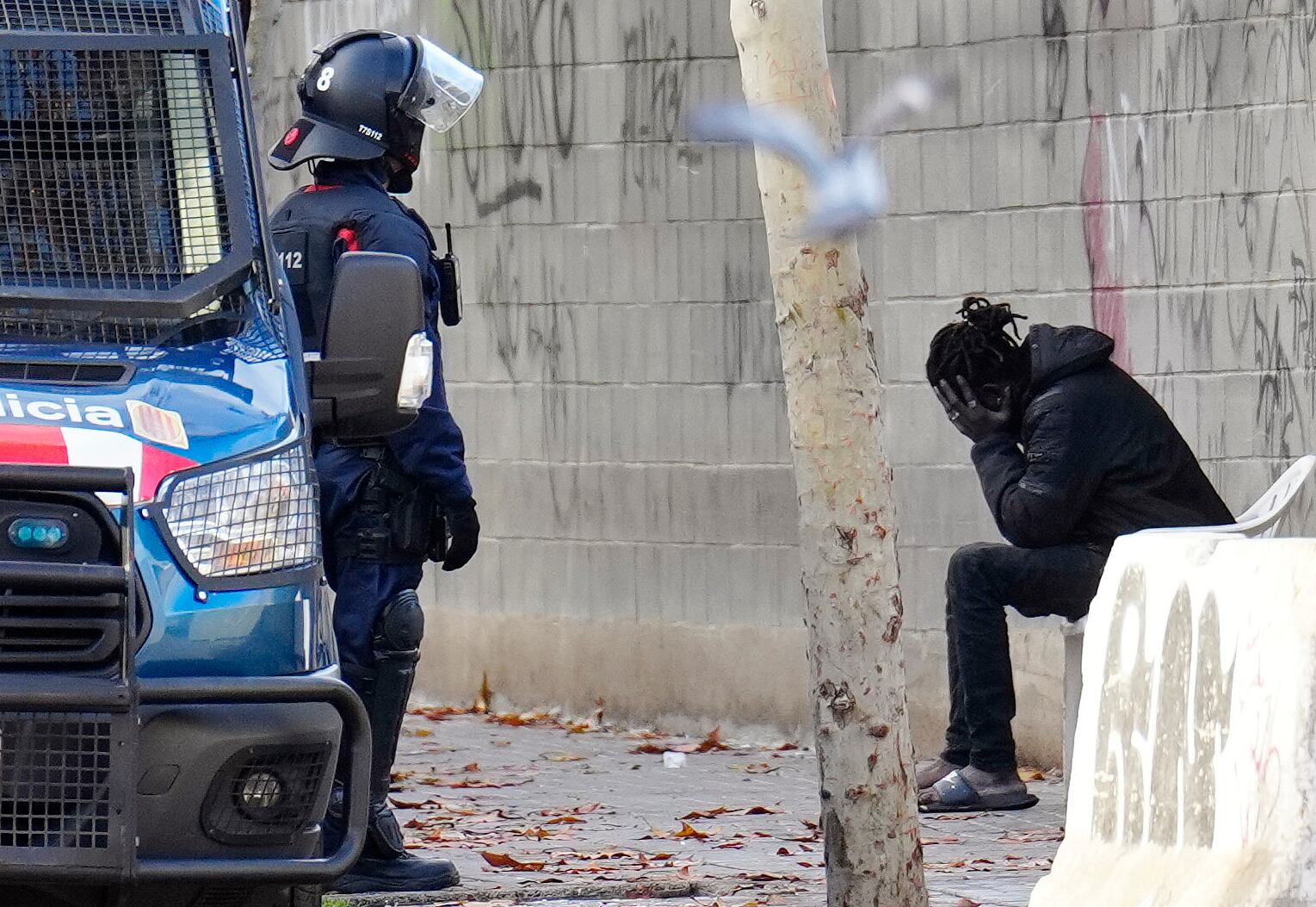 Veinte personas sin papeles han sido detenidas durante el desalojo. EFE/ Alejandro Garcia