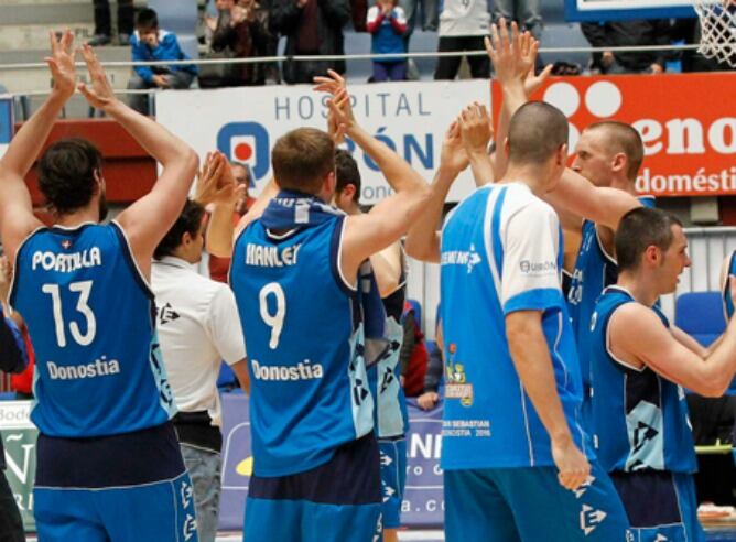 Los jugadores del GBC listos para celebrar una nueva victoria ante el Valladolid