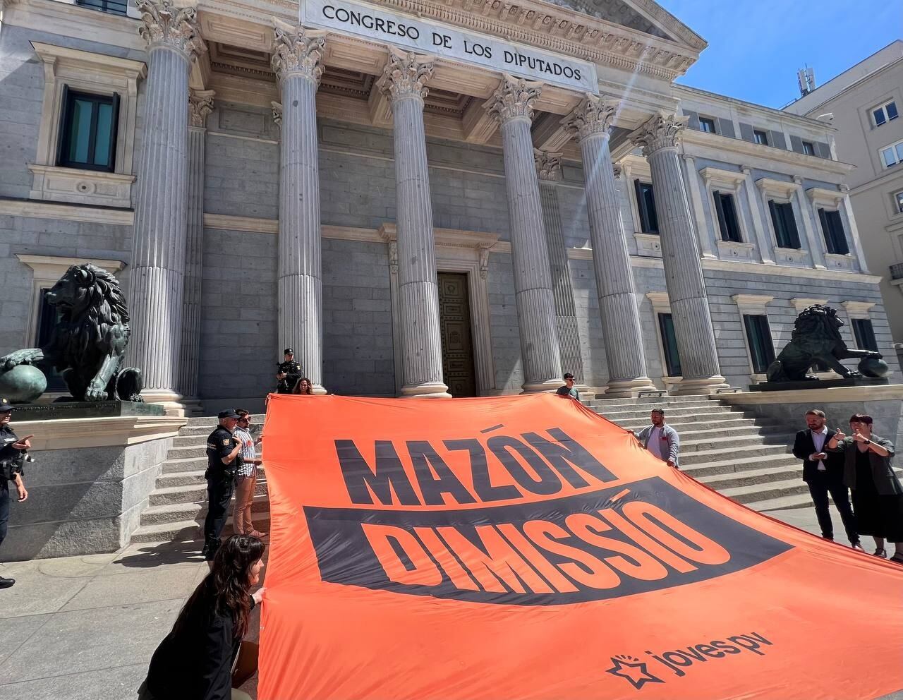 Joves PV Compromís despliega una pancarta en el Congreso de los Diputados pidiendo la dimisión de Mazón