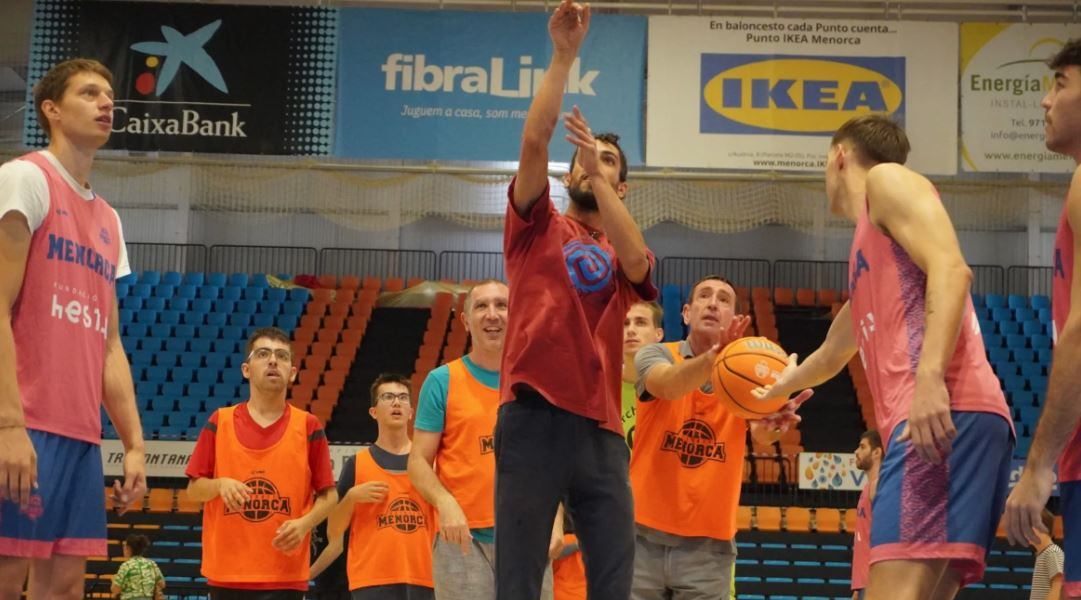 Imatge de la participació de l&#039;Hestia Menorca al 3x3 solidari el Dia de la Salut Mental en una edició anterior.