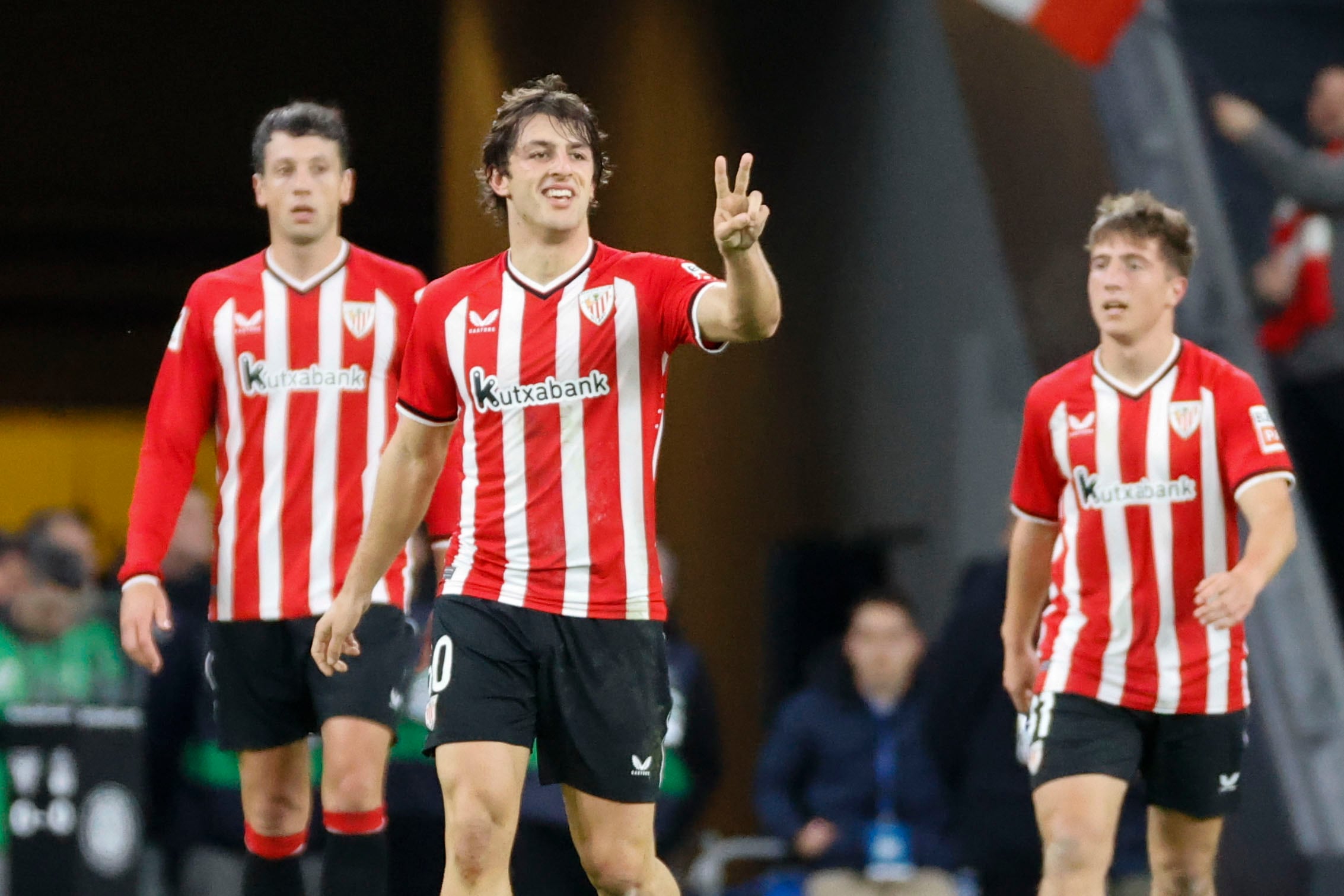 El delantero del Athletic Unai Gómez celebra su gol durante el encuentro de la jornada 18 de LaLiga entre Athletic Club de Bilbao y UD Las Palmas, este miércoles en el estadio de San Mamés, en Bilbao. EFE/ Luis Tejido